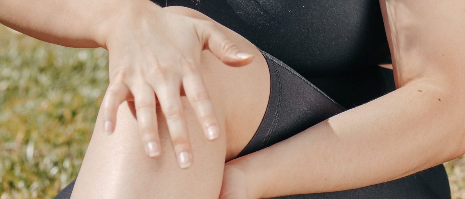 Hand gripping the front of a painful knee